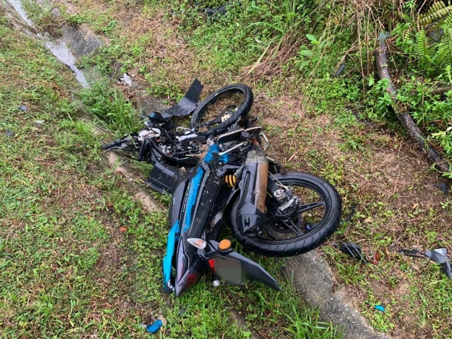 柔:轿车转弯处失控飞撞摩托车,20岁骑士当场重伤身亡