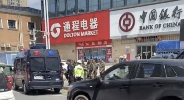 民众报案自己要抢银行! 武警特警荷枪实弹冲现场戒备