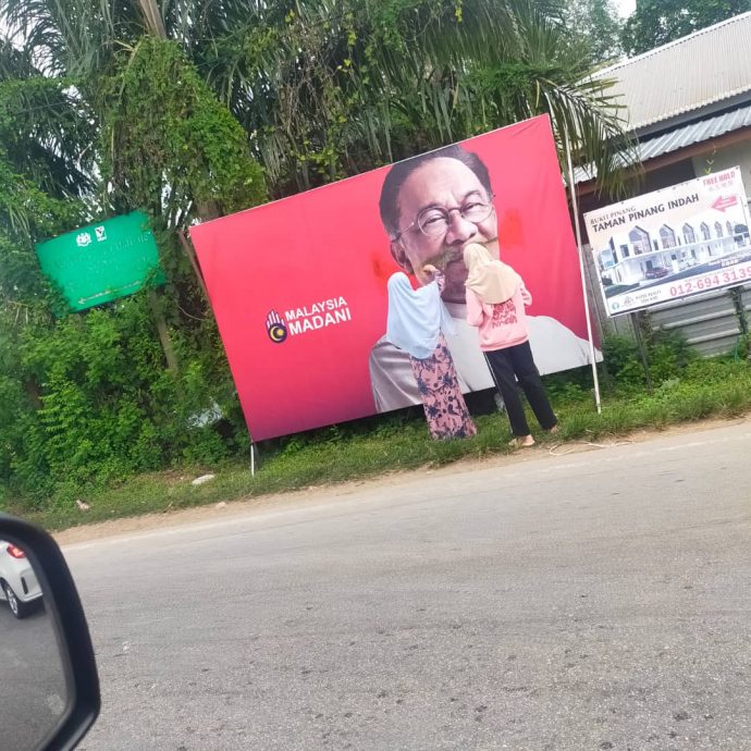 求真／涂鸦安华海报？Mak Cik是帮忙洗掉，别误会！