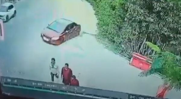 汽车打滑甩尾撞死母女 嫌凶逃逸与友庆生