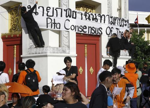 泰国THAILAND POLITICS:Supporters of Thai prime ministerial candidate Limjaroenrat protest his suspension as MP
