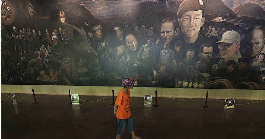 泰洞穴幸存少年高中毕业 5年后“重逢救命恩人”相拥画面动容