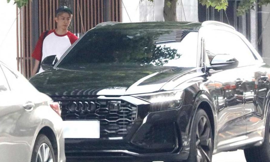 炎亚纶陷丑闻后露面 阿本相伴警戒四周