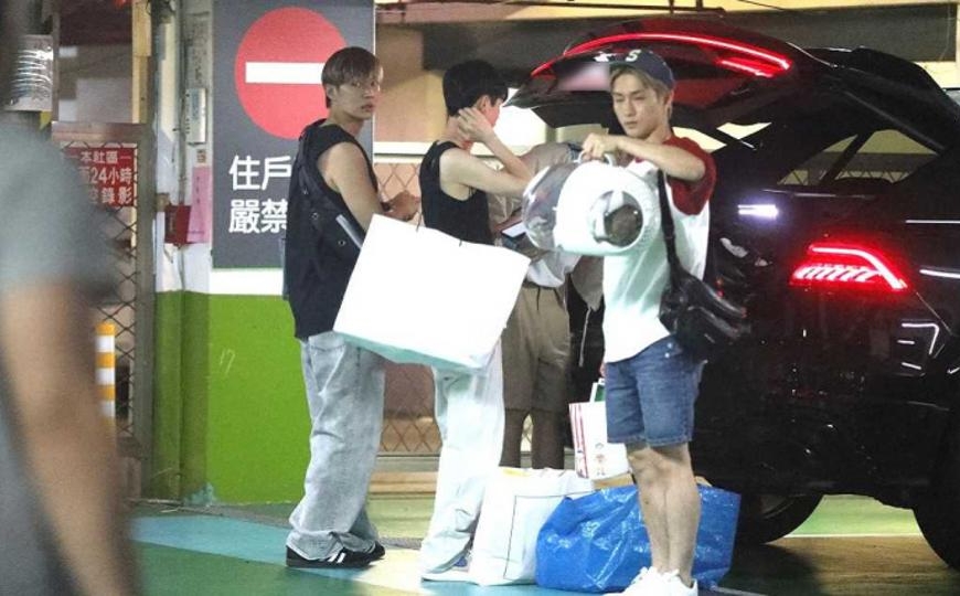 炎亚纶陷丑闻后露面 阿本相伴警戒四周