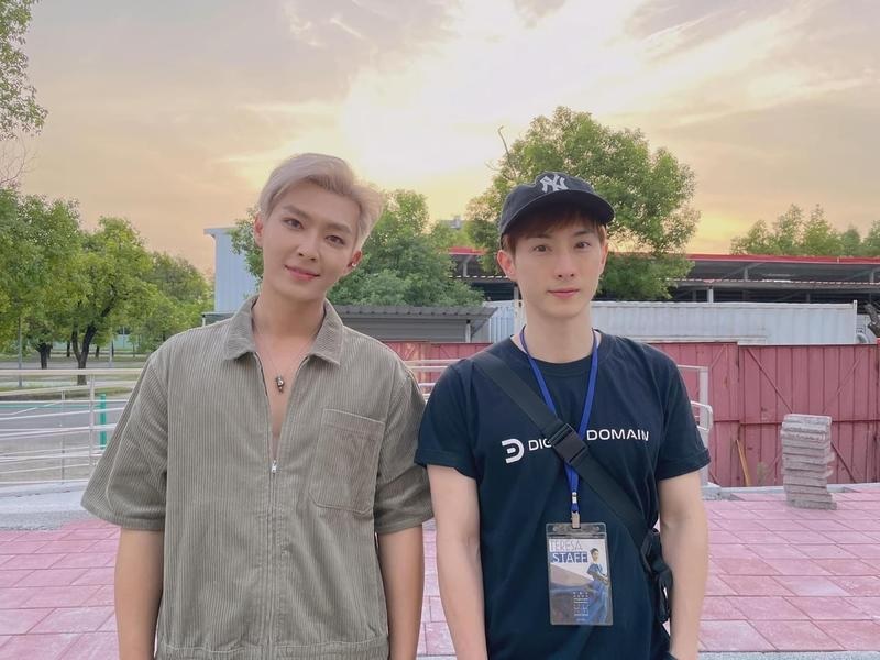 炎亚纶陷丑闻后露面 阿本相伴警戒四周