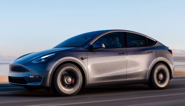 特斯拉伦敦街头突自燃!熊熊火焰吞噬车身瞬间烧成废铁