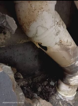 独家|公寓单位排污管破裂 底层住户崩溃:粪水全流入我家!