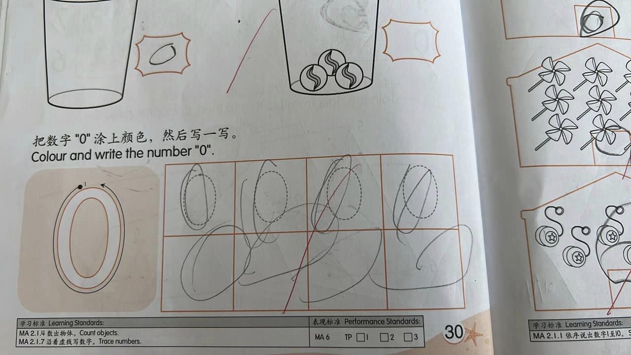  独家|家长不满老师上课玩手机  “6岁女儿一撮头发被剪也没人理” 