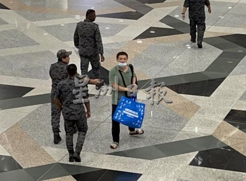 独家|被扣押中国大学生获释回国了 “我11月还要回来毕业典礼” 