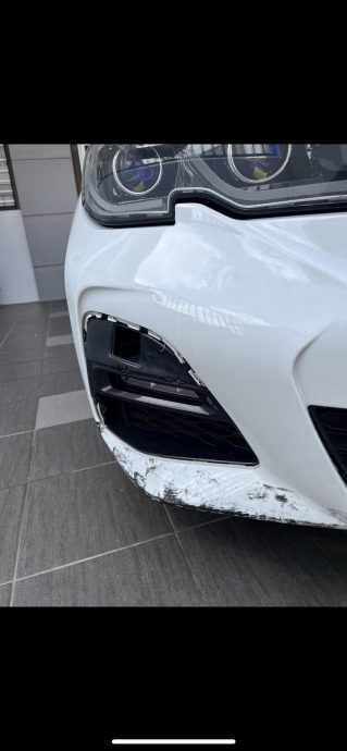 独家|闪不及路中央轮胎撞坏保险杠 PLUS拒赔 车主:那谁该赔?