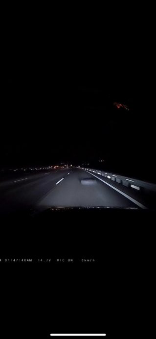 独家|闪不及路中央轮胎撞坏保险杠 PLUS拒赔 车主:那谁该赔?