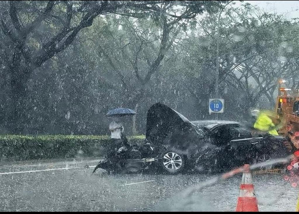 狮城CTE南下路段树倒压毁数车 甘榜爪哇隧道暂时关闭