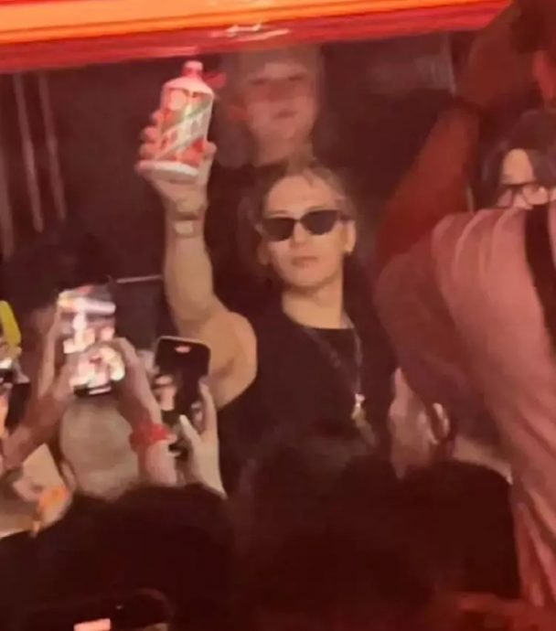 王嘉尔酒吧豪饮茅台 网讽玩咖人设太好用