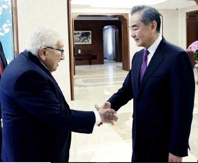 王毅告诉基辛格   “不可能遏制中国”  美需基辛格式外交智慧