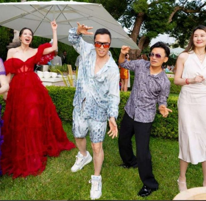 甄子丹60大寿众星云集 与前妻所生大儿子罕露面拍全家福