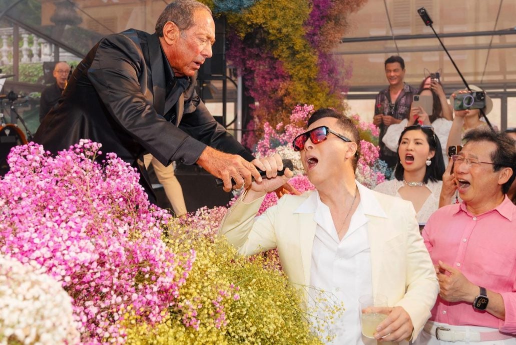 甄子丹60大寿众星云集 与前妻所生大儿子罕露面拍全家福