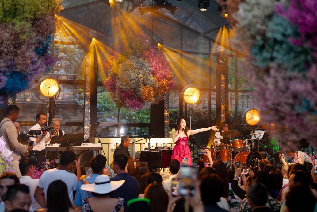 甄子丹60大寿众星云集 与前妻所生大儿子罕露面拍全家福