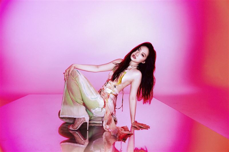 甄子丹女儿宣布在新加坡出道 新单曲火速上线