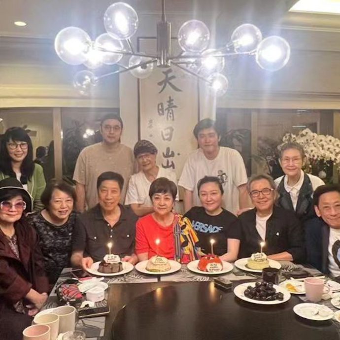 甄珍偕子神隐近1年 激罕现身姜大卫生日聚会