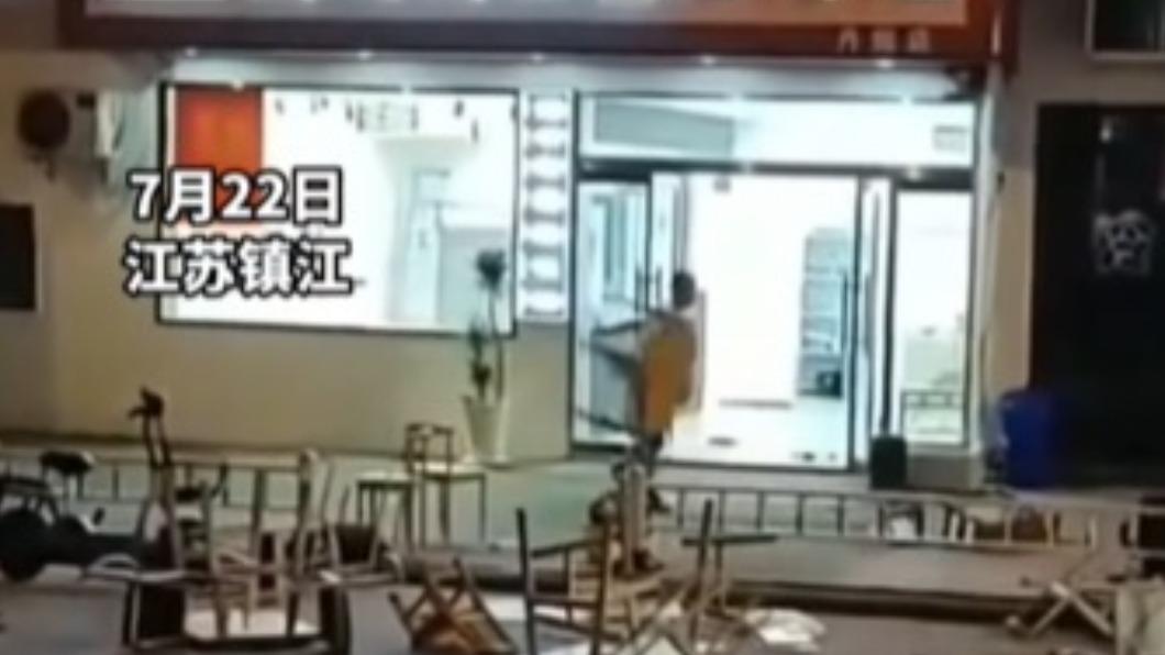 生意太差扛不住!餐厅老板狠砸店“桌椅全摔烂”崩溃:我尽力了