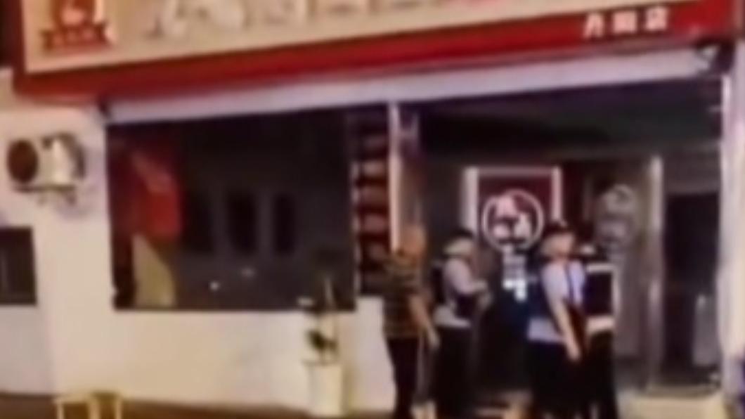 生意太差扛不住!餐厅老板狠砸店“桌椅全摔烂”崩溃:我尽力了