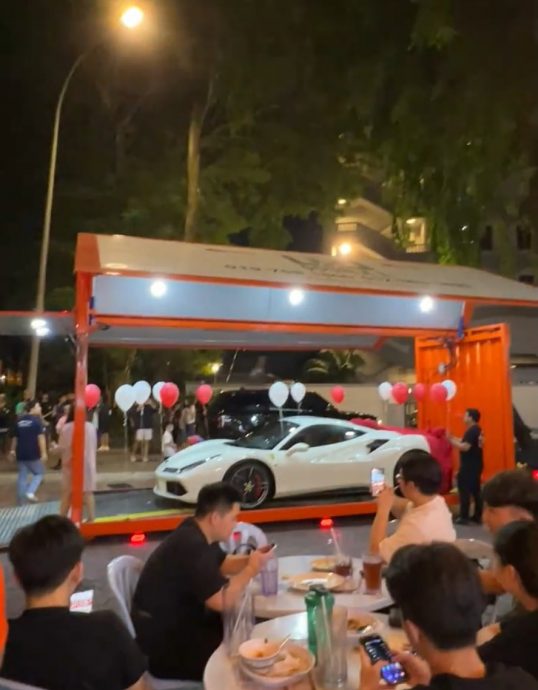  男子当街送法拉利给妻子  “辛苦你帮我生那么多孩子”