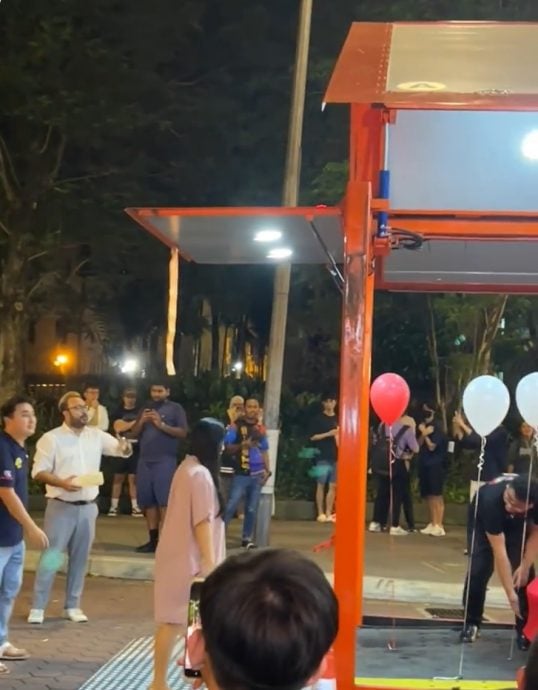  男子当街送法拉利给妻子  “辛苦你帮我生那么多孩子”