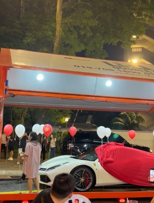  男子当街送法拉利给妻子  “辛苦你帮我生那么多孩子”