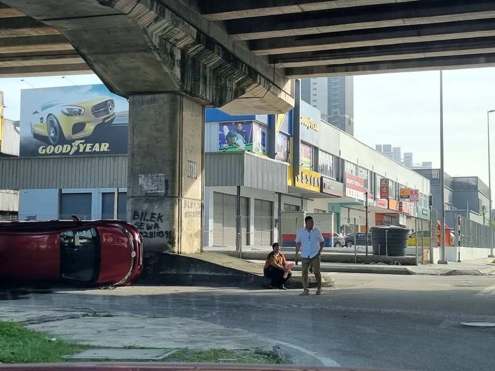 男子翻车仍紧握手中花  “今天是妈妈的生日”