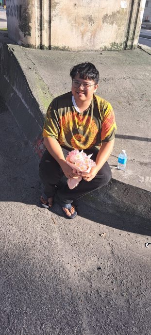 男子翻车仍紧握手中花  “今天是妈妈的生日”