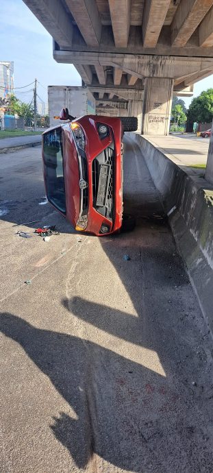 男子翻车仍紧握手中花  “今天是妈妈的生日”