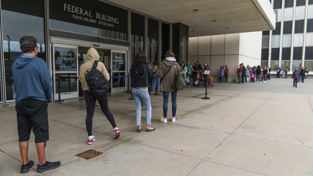 疫后出国潮|美国人等辧护照变“长颈鹿”最夸竟要等两年