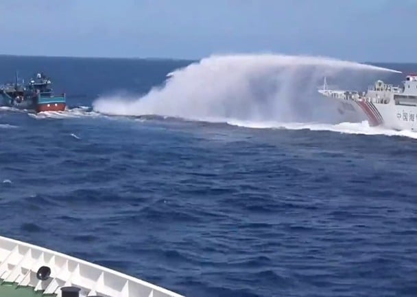 看世界／ 查缉违规作业渔船遇反抗　海警船射水炮压制
