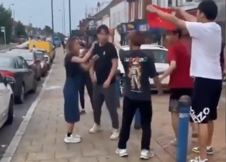 看世界/中国籍学生遭英国警方起诉 涉因纪念香港反修例集会袭击港人