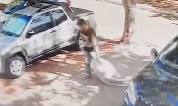 看世界／变态男绑架12岁女童　监视器拍到“把人塞进行李箱”拖回家性侵