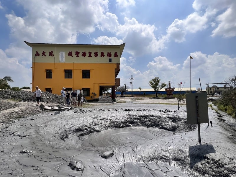 看世界／屏东万丹泥火山喷发3公尺高 泥浆漫流农田寺庙