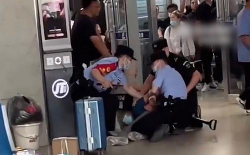 看世界／高铁站乘客遇刺1死1伤！凶手压地狂捅画面曝　她捂肚血喷满地