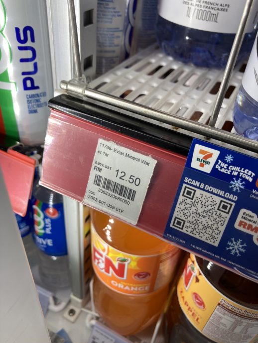 矿泉水售RM13比标价贵！顾客反被店员呛“我怎知涨价了”