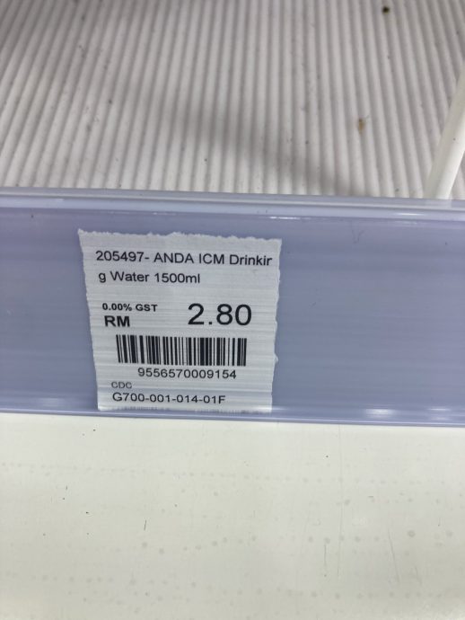 矿泉水售RM13比标价贵！顾客反被店员呛“我怎知涨价了”