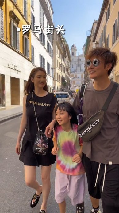 离婚风波后一家三口欧游 洪欣搂吻张丹峰放闪