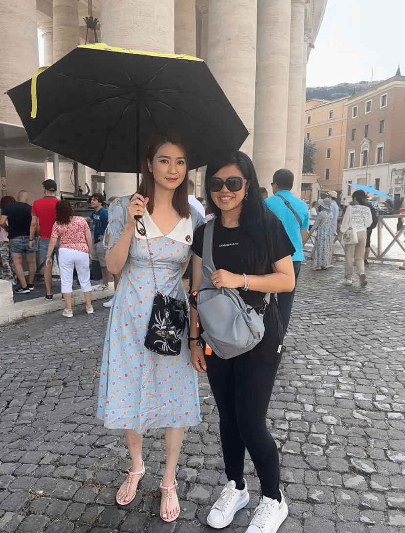 离婚风波后一家三口欧游 洪欣搂吻张丹峰放闪