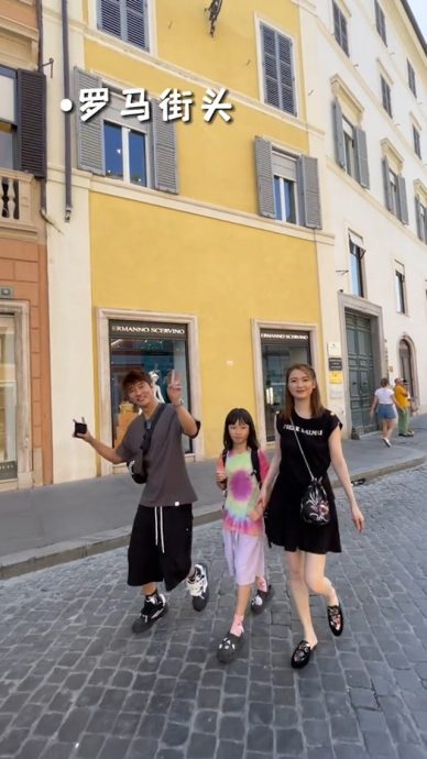 离婚风波后一家三口欧游 洪欣搂吻张丹峰放闪