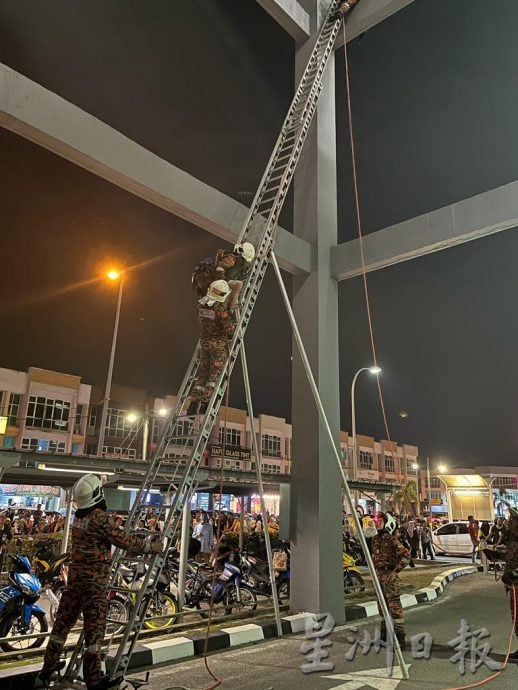 站商场铁杆上 24岁巫男企图自杀