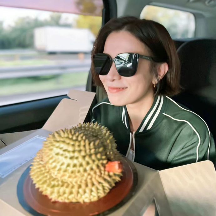 粉丝送榴梿蛋糕 佘诗曼上车即吃喊“好味！”
