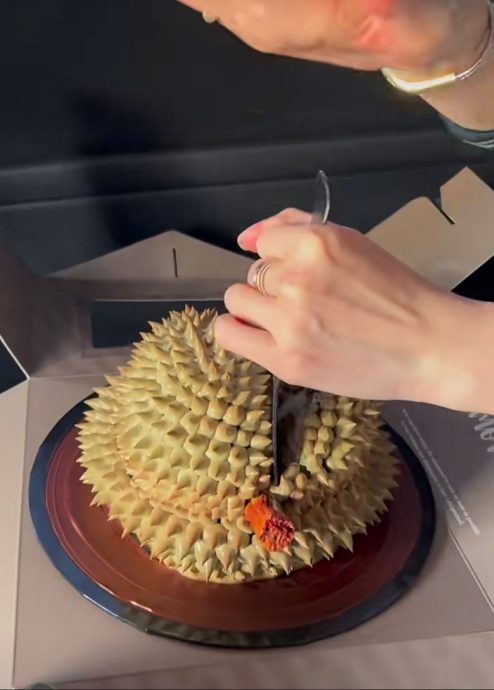 粉丝送榴梿蛋糕 佘诗曼上车即吃喊“好味！”