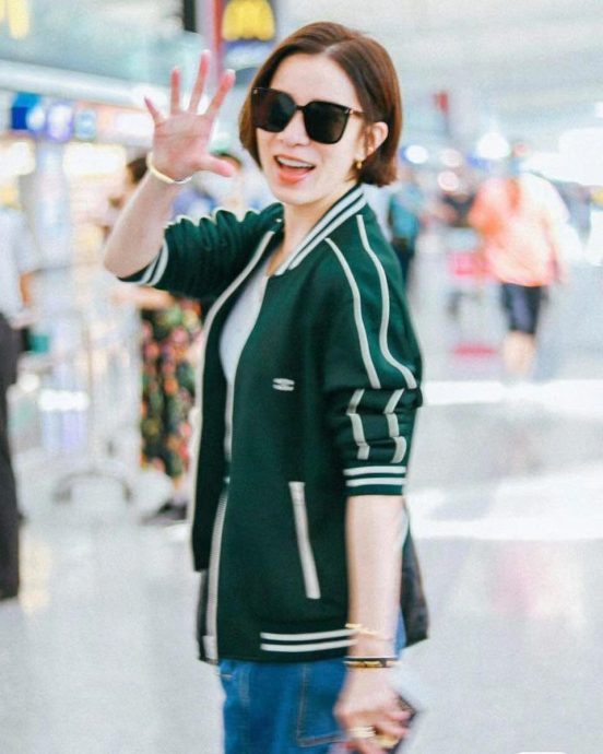 粉丝送榴梿蛋糕 佘诗曼上车即吃喊“好味！”