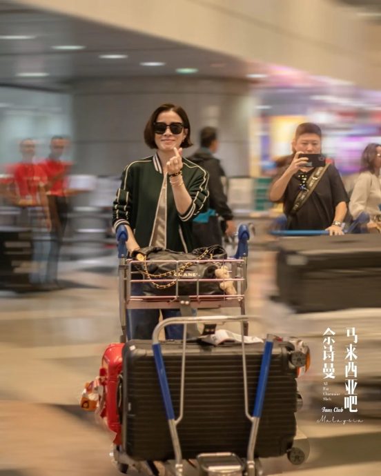 粉丝送榴梿蛋糕 佘诗曼上车即吃喊“好味！”