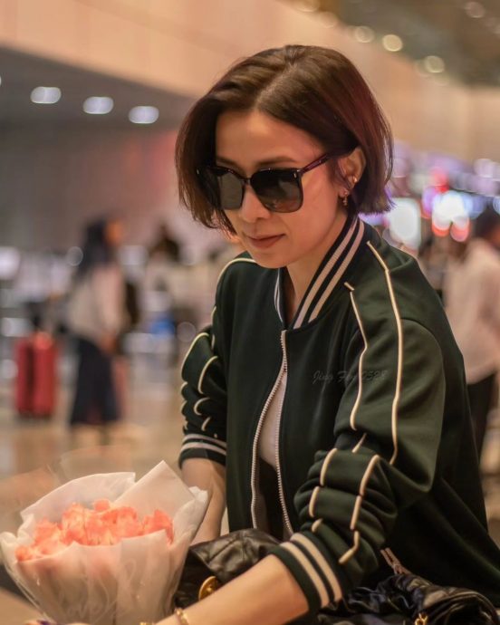 粉丝送榴梿蛋糕 佘诗曼上车即吃喊“好味！”