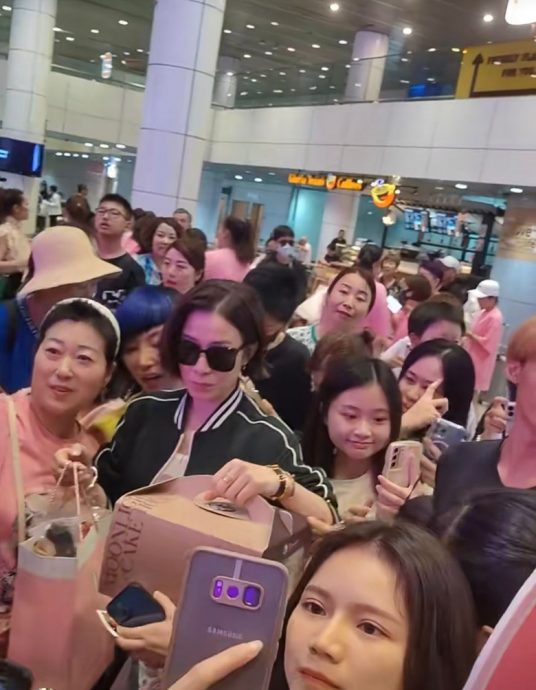 粉丝送榴梿蛋糕 佘诗曼上车即吃喊“好味！”