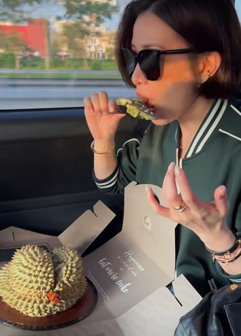 粉丝送榴梿蛋糕 佘诗曼上车即吃喊“好味！”